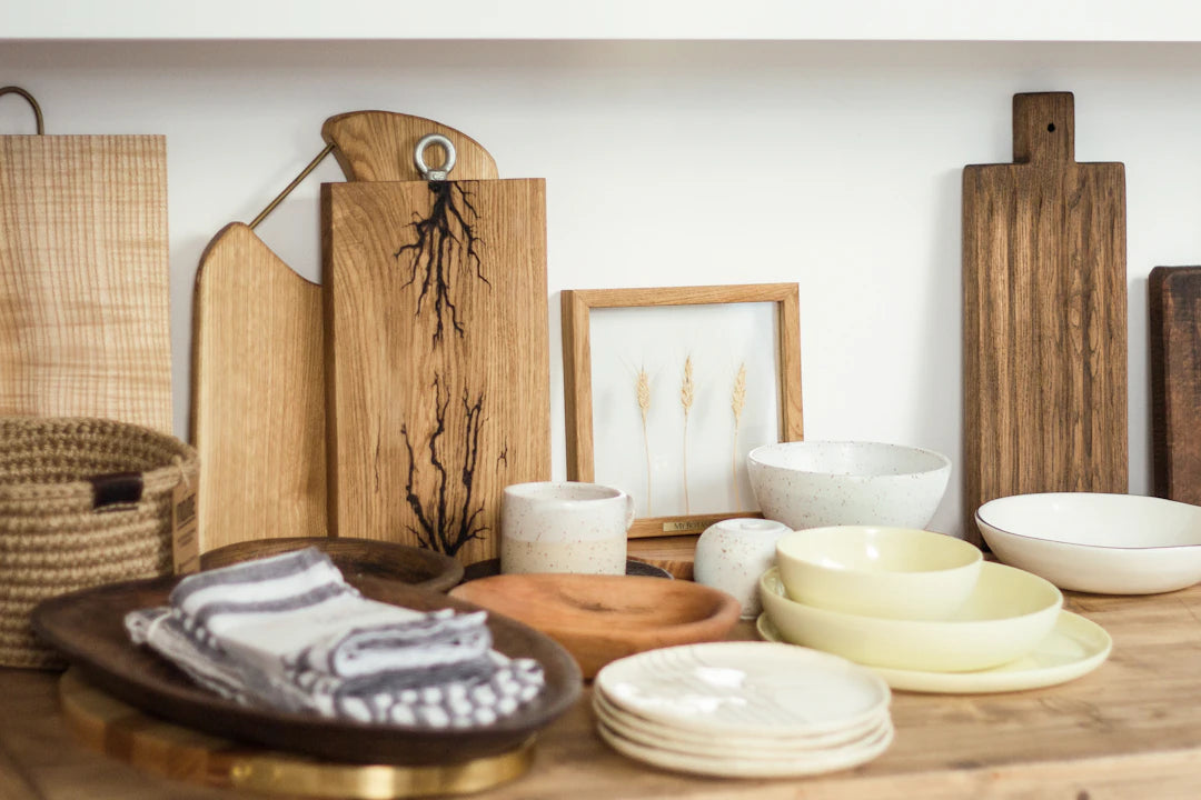 Elevated Ceramic Bowls Supporting Natural Pet Feeding Posture