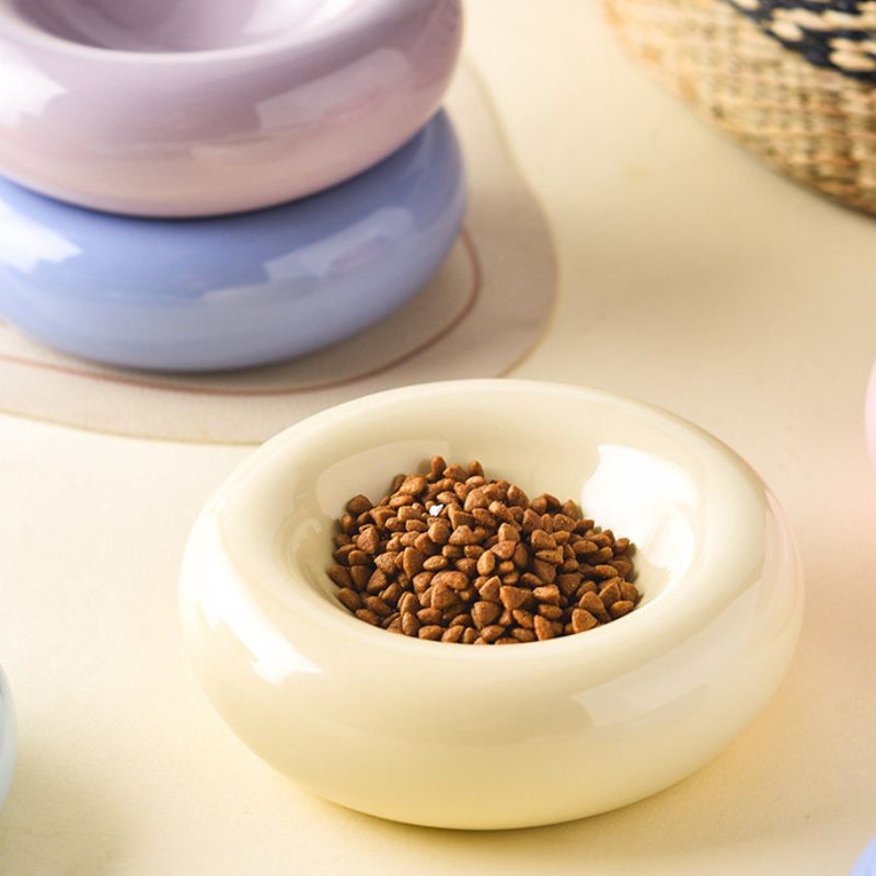 Ceramic Pet Plate with Curved Edge – Slightly Elevated Shallow Dish for Long-Haired Cats