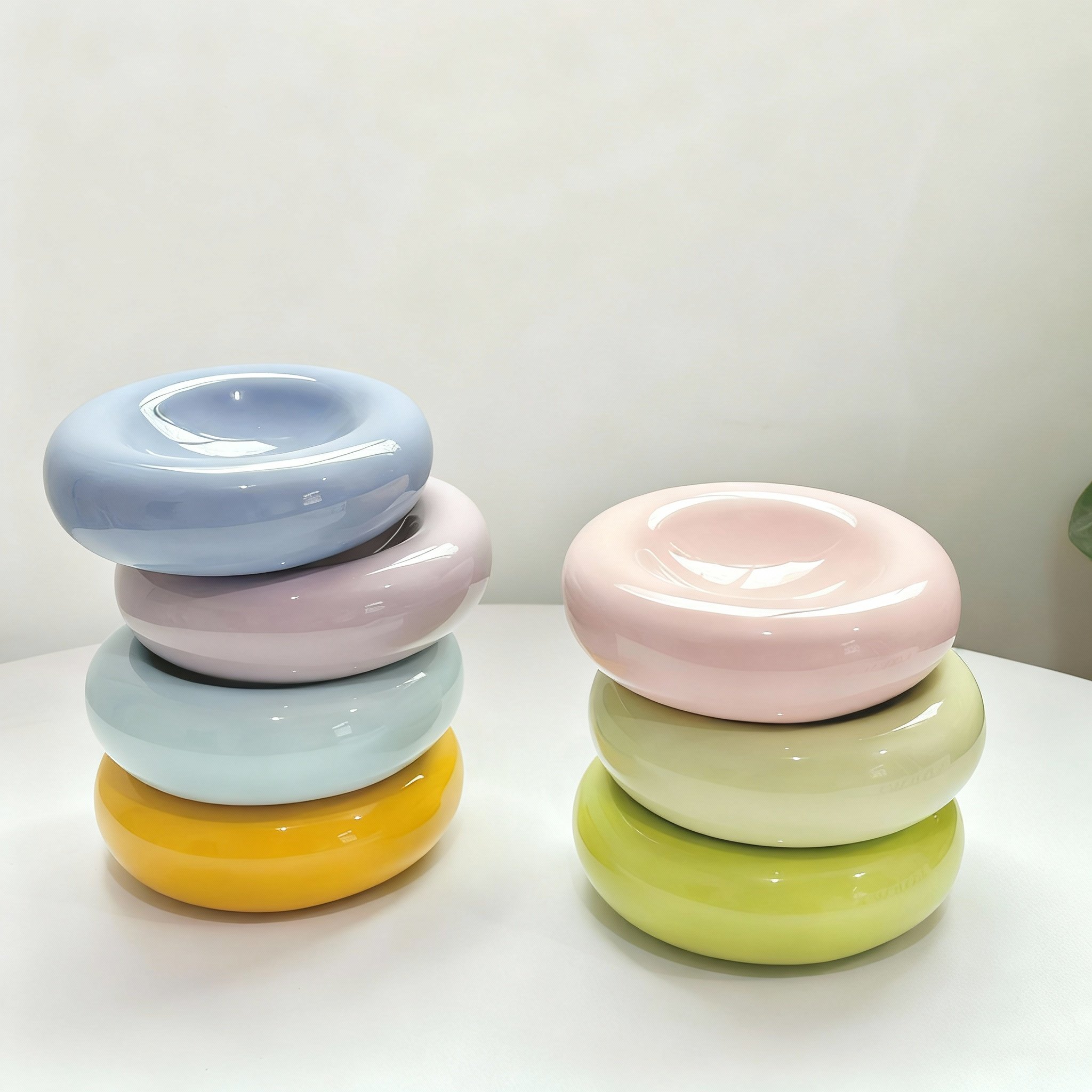 Ceramic Pet Plate with Curved Edge – Slightly Elevated Shallow Dish for Long-Haired Cats